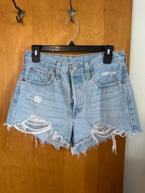 Levi’s 501 Short High-Rise Light Blue Distressed Size 27